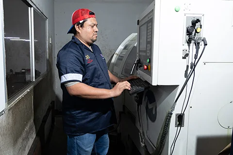 Trabajo de torno y rectificación en Taller Bonilla