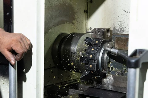 Torno CNC de alta precisión para piezas automotrices